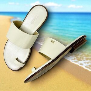 EUC MICHAEL KORS MK White Ivory Slip On Flat Toe Loop Thong Sandals Slides Sz 7